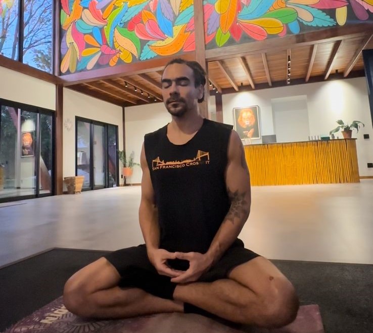 Alunos treinando handstand guiados pelo professor